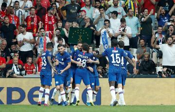 0-1. Olivier Giroud celebró el primer gol.