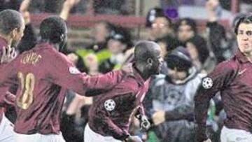 <b>LÍDER. </b>Los jugadores del Arsenal corren a abrazar a Cesc Fábregas tras su gol a Buffon, el portero de la Juventus, anoche en Highbury.