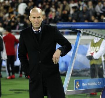 Zidane da órdenes a sus jugadores.