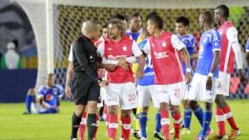 Imagen del clásico bogotano del 22 de septiembre de 2012, minutos después de ser expulsado por el incidente con Yhonny Ramírez.