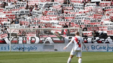 Aficionados del Rayo Vallecano muestran pancartas contra el traslado del Estadio de Vallecas.