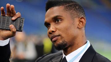 El futbolista Samuel Eto&#039;o saludando a la grada durante un evento.