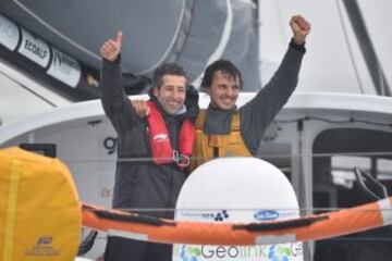 El navegante español Didac Costa terminó 14ª en su primera participación en la Vendee Globe. Llegando a  Les Sables-d'Olonne,costa occidental de Francia.
En la foto aparece junto a su manager Jordi Griso.