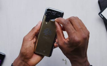 La descarada estafa del móvil de Pablo Escobar: es un Samsung Fold con pegatinas