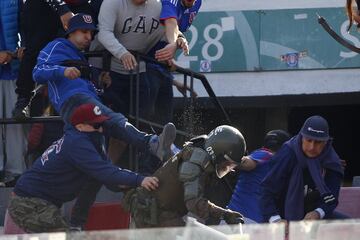 Hinchas de Universidad de Chile pelean con carabineros antes del partido contra Colo Colo por primera division en el estadio Nacional.