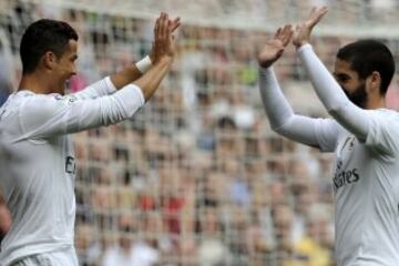 Celebración de Cristiano Ronaldo que marca el 2-0 para el Real Madrid junto con Isco.