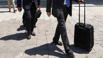 <b>LOS DE MONTALVO. </b>Dos juristas de Cuatrecases saliendo de la cita.