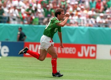 García participó en dos Mundiales (1994 y 1998). Disputó un total de 77 partidos con México marcando un total de 28 goles.