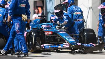 Fernando Alonso en el box con el Alpine durante el GP de Canadá 2022.