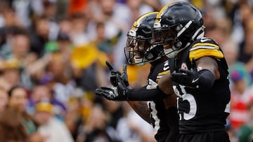 Football - NFL - Pittsburgh Steelers v Minnesota Vikings - Croke Park, Dublin, Ireland - September 28, 2025 Pittsburgh Steelers' Darius Slay and DeShon Elliott celebrate a touchdown REUTERS/Clodagh Kilcoyne