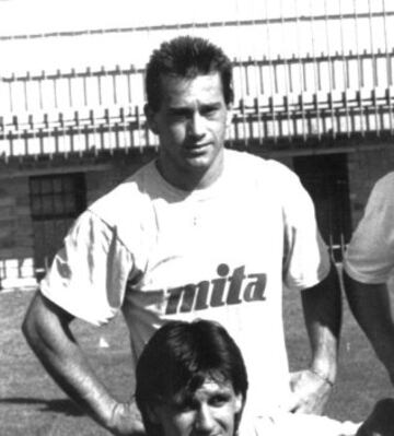 Debut¨® con el Athletic de Bilbao, en Primera Divisi¨®n, el 13 de octubre de 1985, permaneci¨® en el club Bilba¨ªno durante tres temporadas.