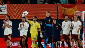 Los jugadores celebran con la afición la victoria en La Cerámica ante Serbia.