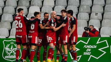 Lo jugadores del Mirandés celebran un gol.