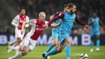 El jugador de Vitesse Arnhem Guram Kashia disputa el bal&oacute;n con Davy Klaasen de Ajax Amsterdam hoy, jueves 18 de diciembre de 2014, durante un partido de la Copa Holandesa KNVB celebrado en Amsterdam (Holanda). 