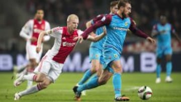 El jugador de Vitesse Arnhem Guram Kashia disputa el bal&oacute;n con Davy Klaasen de Ajax Amsterdam hoy, jueves 18 de diciembre de 2014, durante un partido de la Copa Holandesa KNVB celebrado en Amsterdam (Holanda). 