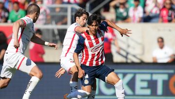 José Abella y José Juan Macías pelean un balón en el Clásico Tapatío.