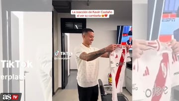 Que te miren como Castaño lo hace con la camiseta de River