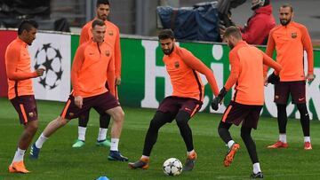 Barcelona's Portuguese midfielder Andre Gomes (C) kicks a ball during a training session at the Olympic Stadium in Rome on April 9, 2018 on the eve of the UEFA Champions League quarter final second leg football match against AS Roma. / AFP PHOTO / LL