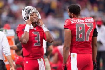 Aunque los Rams tan solo agotaron apenas un minuto antes de devolverle la pelota a los Bucs con un punt, fue m¨¢s que suficiente para frustrar la remontada. Tampa Bay volver¨ªa a anotar un touchdown por medio de una conexi¨®n entre Winston y Seferian-Jenkins, pero los casi tres minutos que les llev¨® hacerlo dej¨® a los locales a falta de arrodillarse un par de veces para asegurar el triunfo.