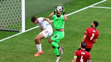 Giorgi Mamardashvili bloca un baló ante un jugador checo.