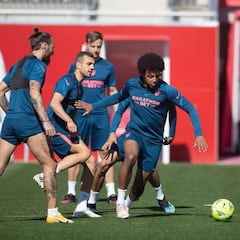 Koundé, uno más en la previa de viajar a Madrid