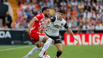 VALENCIA, 21/09/2024.- El delantero neerlandés del Girona, Arnaut Danjuma (i), con el balón ante el delantero del Valencia, Diego López, durante el encuentro correspondiente a la sexta jornada de Laliga EA Sports que disputan hoy sábado Valencia y Girona en el estadio de Mestalla, en Valencia. EFE / Manuel Bruque.
