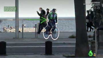 Un ladrón de bicis se marcha pedaleando con una fixie robada frente al Hospital del Mar de Barcelona, grabado por los reporteros de Equipo de Investigación de La Sexta. Con un cronómetro del tiempo que ha pasado desde que dejaron la bici y el mar al fondo.