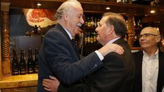 Luis C&aacute;ceres, presidente de la Pe&ntilde;a Madridista Iba&ntilde;ez, recibe a Vicente del Bosque en su homenaje.