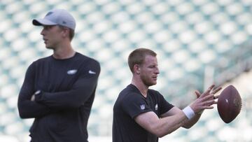 PHILADELPHIA, PA - AUGUST 30: Nick Foles #9 of the Philadelphia Eagles looks on while Carson Wentz #11 warms up behind him prior to the preseason game at Lincoln Financial Field on August 30, 2018 in Philadelphia, Pennsylvania. Mitchell Leff/Getty Images/AFP
== FOR NEWSPAPERS, INTERNET, TELCOS & TELEVISION USE ONLY ==