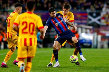 Robert Lewandowski controla el balón ante la presión de Santi Bueno.