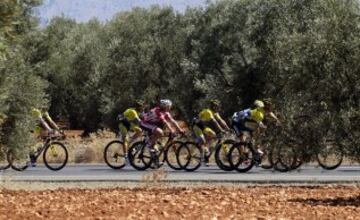 El pelotón durante la quinta etapa de La Vuelta Ciclista a España 2014 en su 69 edición, de 183,3 kilómetros, que ha comenzado en el municipio cordobés de Priego de Córdoba y termina en la localidad malagueña de Ronda. 