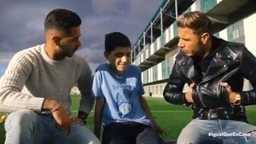 Los futbolistas Joaquín y Sergio León con David, un niño fan del Betis que ha sido trasplantado de siete órganos.