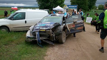 Así de dañado quedó el Ford de Ott Tanak tras su accidente en el último día del Rally de Polonia.
