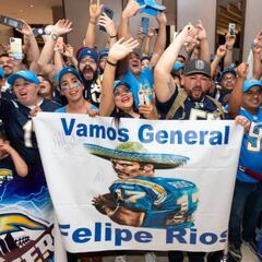 Aficionados de Chargers y Chiefs les dan la bienvenida a la CDMX