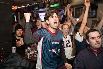 Los aficionados de los Patriots se reunieron en bares para ver el partido mientras comían alitas y bebían cervezas. En la imagen seguidores celebrando el touchdown de Sony Michel.
