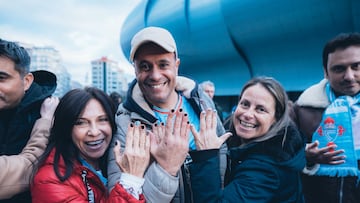 Aficionados del Celta muestran las uñas pintadas antes del partido contra el Rayo Vallecano.