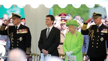 (140606) -- BAYEUX, junio 6, 2014 (Xinhua) -- La reina Isabel II (2-d) de Reino Unido, el pr&iacute;ncipe Carlos (d) y el pr&iacute;ncipe Felipe (i), duque de Edimburgo, asisten a un servicio para conmemorar el 70 aniversario del Desembarco de Normand&iacute;a en la Segunda Guerra Mundial, en el cementerio Brit&aacute;nico en Bayeux, Francia, el 6 de junio de 2014. (Xinhua/Andrew Parsons/i-Images/ZUMAPRESS) (fnc) ***DERECHOS DE USO UNICAMENTE PARA NORTE Y SUDAMERICA***