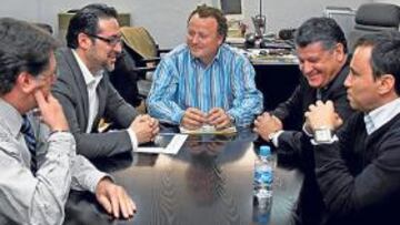 <b>CÓNCLAVE EN EL DESPACHO DEL PRESIDENTE.</b> Blas Bernal, director general; Lalo Díez, concejal socialista; Ricard Sala, consejero; Valentín Botella, presidente; y Juan José Huerga, ayer, durante una de las reuniones.
