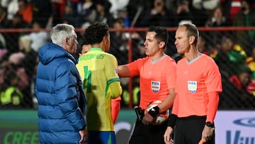 Carlo Ancelotti y Marquinhos se dirigen al árbitro del Bolivia-Brasil.