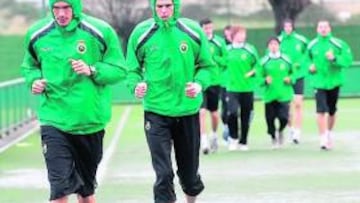 <b>CHAPARRÓN. </b>Zigic y Navas, los dos goleadores en Sevilla, corren en La Albericia.