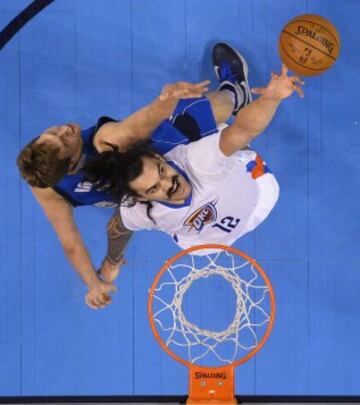 Dirk Nowitzki ante Steven Adams.