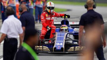 Vettel llegando al pit lane de Sepang encima del Sauber de Wehrlein.