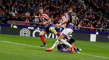 Mario Hermoso se une a la fiesta y anota el tercero al Real Valladolid empujando el balón tras una falta botada al área. Metió la pierna como pudo para marcar.