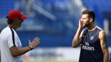 Laurent Blanc y Thiago Motta conersan durante un entrenamiento del PSG.