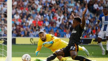 Soccer Football - Premier League - Brighton & Hove Albion v Leeds United - The American Express Community Stadium, Brighton, Britain - August 27, 2022 Leeds United's Luis Sinisterra in action with Brighton & Hove Albion's Robert Sanchez Action Images via Reuters/John Sibley EDITORIAL USE ONLY. No use with unauthorized audio, video, data, fixture lists, club/league logos or 'live' services. Online in-match use limited to 75 images, no video emulation. No use in betting, games or single club /league/player publications. Please contact your account representative for further details.
