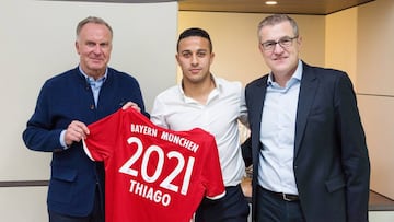 Karl-Heinz Rummenigge, Thiago Alc&aacute;ntara y el vicepresidente del Bayern, Jan-Christian Dreesen.