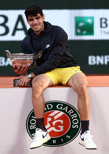 Carlos Alcaraz posa con la copa para la prensa.