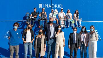 Foto de familia con reprensentantes pol&iacute;ticos, del festival y de los atletas del Madrid Urban Sports. 