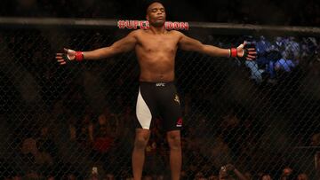 Anderson Silva reza antes de medirse al británico Michael Bisping en el UFC Fight Night 83.