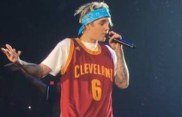Justin Bieber con la camiseta de los Cavaliers en un concierto